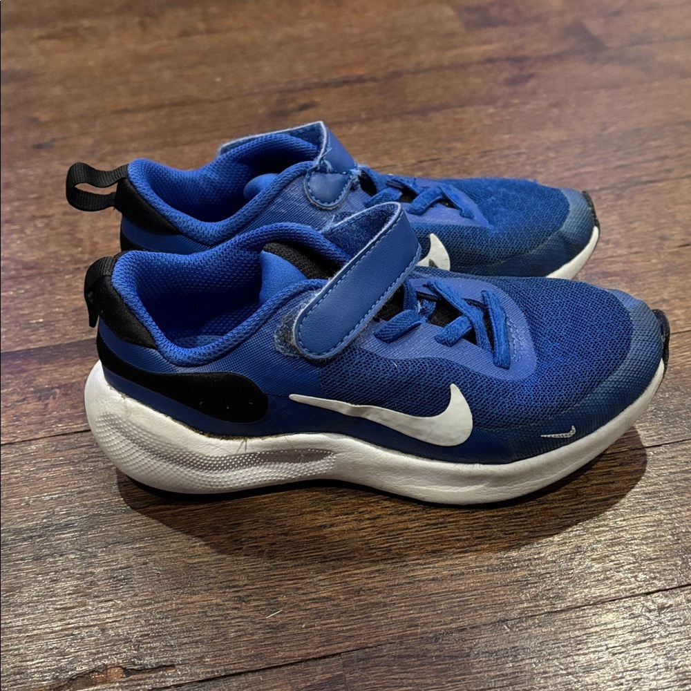 Nike Resolution 7 little kids sneakers